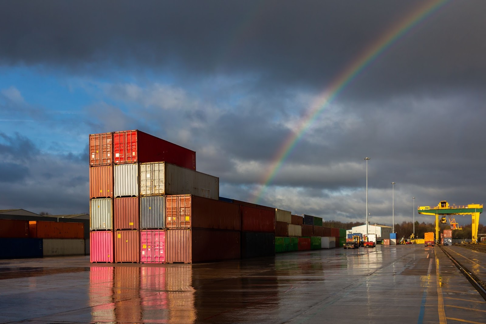 wind and watertight container with Containerlift