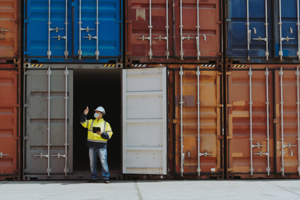 shipping container maintenance with Containerlift