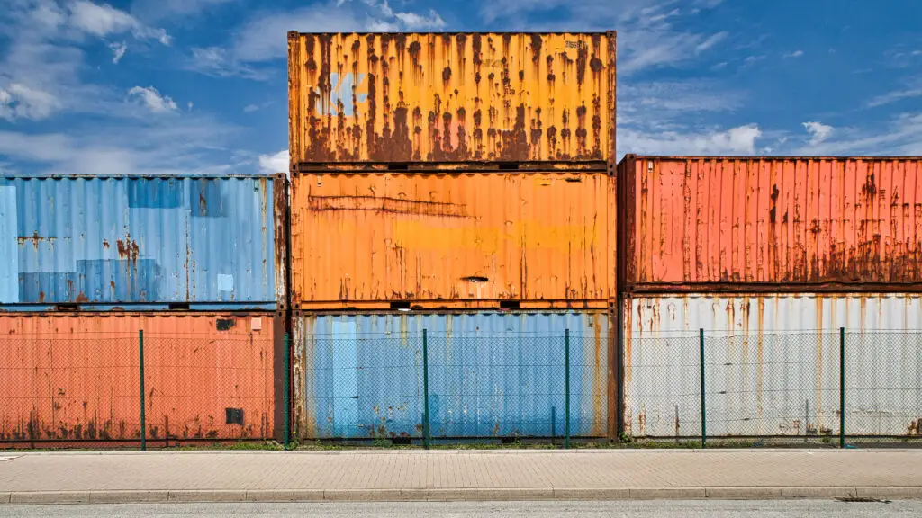 shipping container maintenance with Containerlift